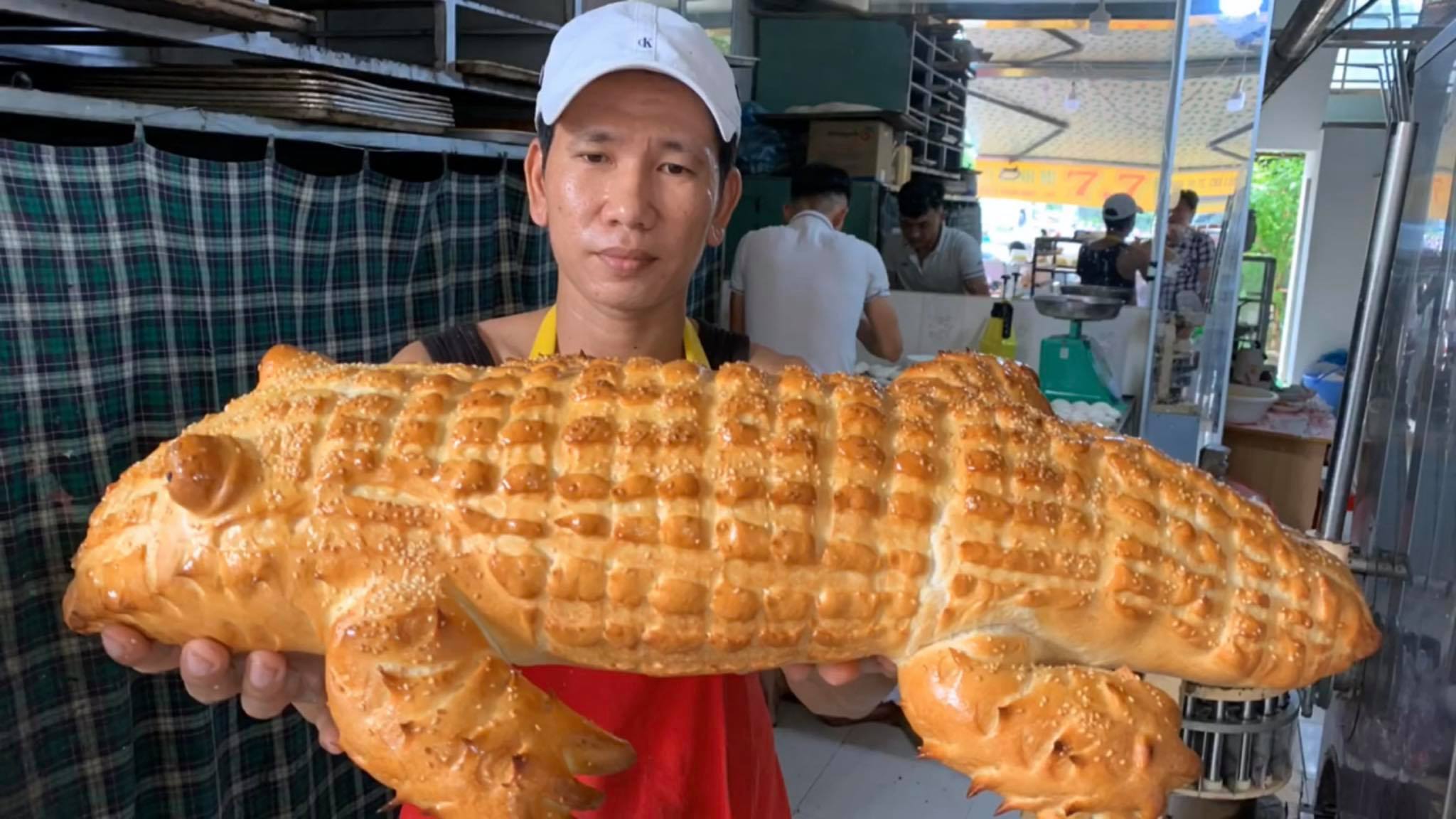 Tiết lộ bất ngờ về chiếc bánh mì cá sấu khổng lồ gây 'sốt'