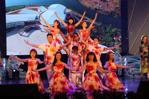 Hội diễn ‘Tiếng hát miền Đông’ chào mừng các ngày lễ lớn