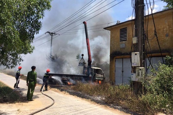 Xe cần cẩu vướng dây điện bốc cháy, tài xế tử vong tại chỗ