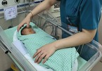Bé sơ sinh bị bỏ rơi dưới hố ga ở Hà Nội đã qua đời