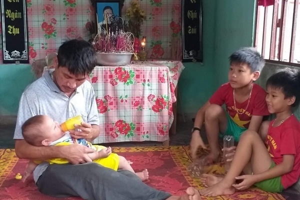 Mẹ mất đột ngột, ba đứa trẻ đói khát thẫn thờ bên người cha nghèo khó - VietNamNet