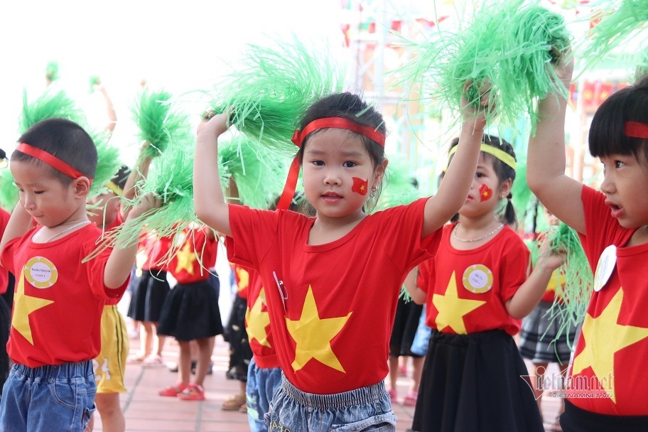 Mầm non: Những đứa trẻ là mầm non của xã hội, họ là những bông hoa tươi sáng của tương lai. Chúng ta đang chứng kiến một sự phát triển vượt bậc của giáo dục mầm non tại Việt Nam, giúp các em có cơ hội học tập, khám phá và phát triển toàn diện. Hãy cùng nhìn vào hình ảnh đáng yêu của những em bé tại các lớp mầm non để cảm nhận sự tràn đầy năng lượng và sự trưởng thành đang diễn ra từng ngày.