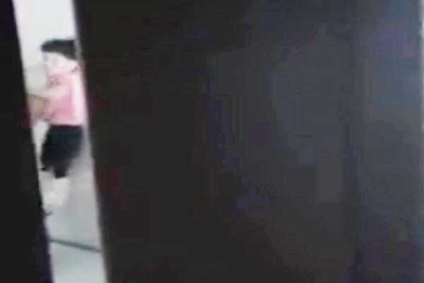 Công an TP.HCM tạm giữ cha dượng bạo hành dã man bé gái