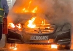 Mercedes bốc cháy ngùn ngụt trên cầu Bạch Đằng