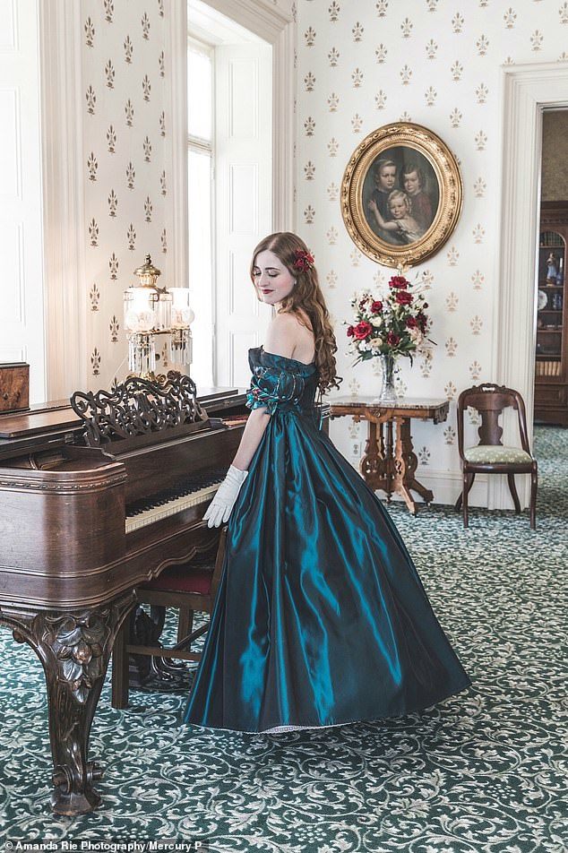 Cô gái trẻ chi trăm triệu đồng mua váy áo, sống như quý tộc thế kỷ 19