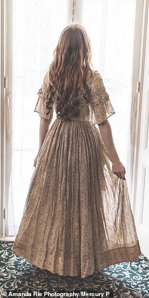 Cô gái trẻ chi trăm triệu đồng mua váy áo, sống như quý tộc thế kỷ 19