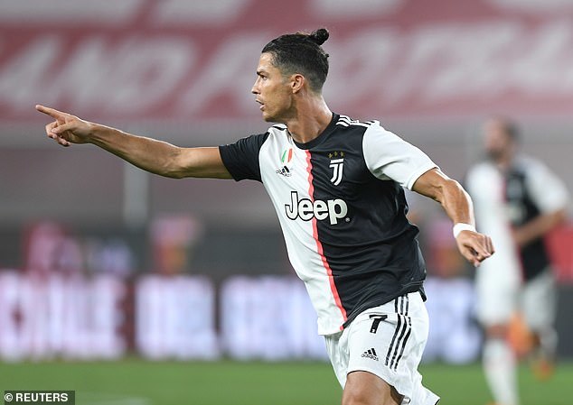 Ronaldo lập siêu phẩm, Juventus xây chắc ngôi đầu