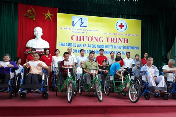 Quỹ Lawrence S. Ting tặng 250 xe lăn, xe lắc cho người khuyết tật