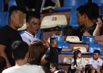 Sau scandal 'đâm Mẹc vào ngõ cụt', Quang Hải ra sân có vệ sĩ bảo vệ như sao hạng A