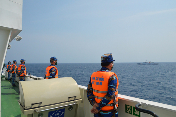 Coast Guard vessels perform the task of inspecting Vietnam - China fishing activities