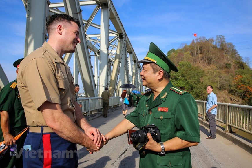 Vietnam, US war veterans meet on Ham Rong Bridge