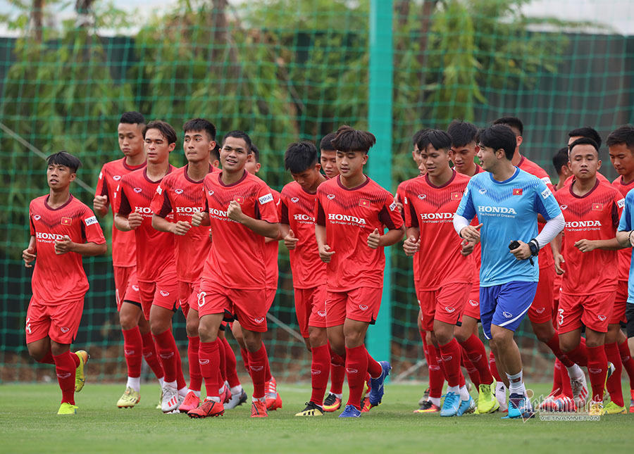 HLV Park Hang Seo đứng từ xa 'soi' U22 Việt Nam