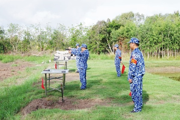 High Command of Coast Guard Region 1 inspects shooting skills, using K54 pistols and AK submachine guns, using real bullets
