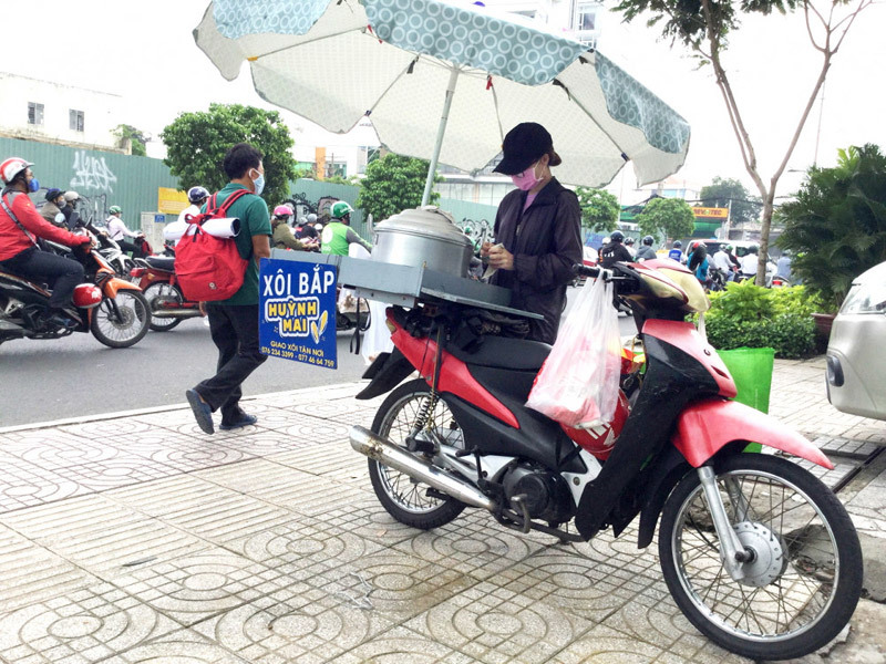 Người bán hàng rong chán ví điện tử