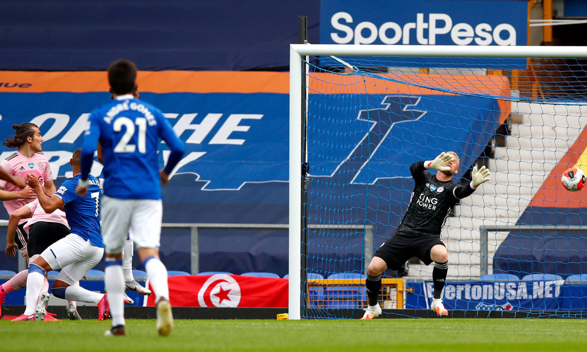 Ngoại hạng Anh đua vé C1: Chelsea sảy chân, MU thời cơ lớn