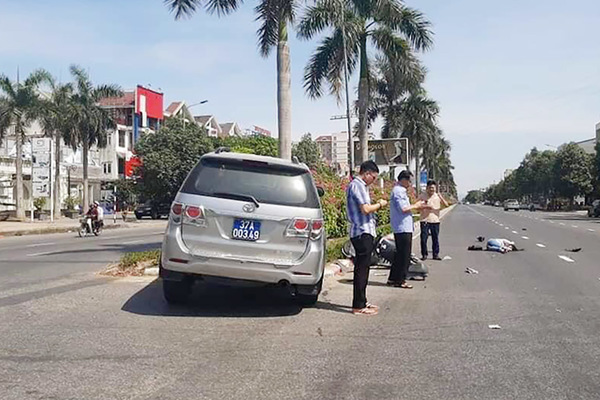 Tranh cãi bức ảnh 3 người đi xe biển xanh bấm điện thoại sau tai nạn