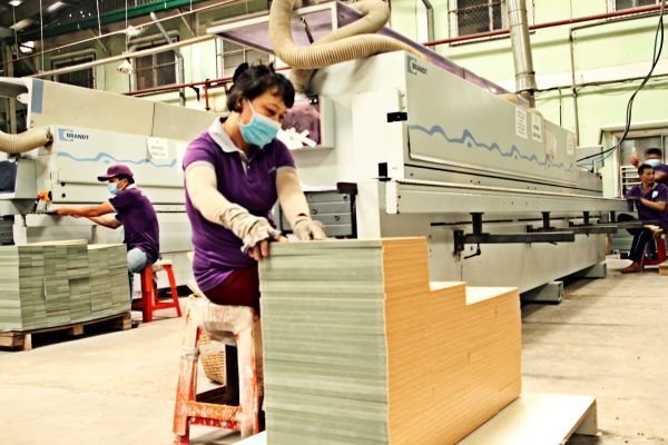 Fearing anti-dumping lawsuits, VN wooden furniture firms diversify markets