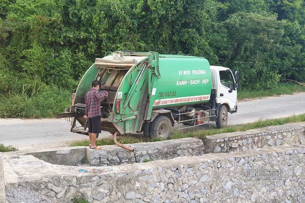 Chủ tịch huyện giật mình vì xe rác đổ trộm nước đen ngòm ra biển