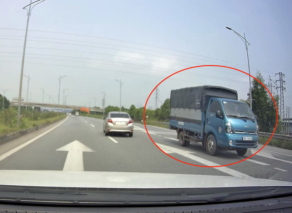 Xe chạy ngược chiều trên cao tốc Hà Nội – Bắc Giang