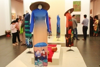 Ao Dai performance promotes Vietnam cultural heritage