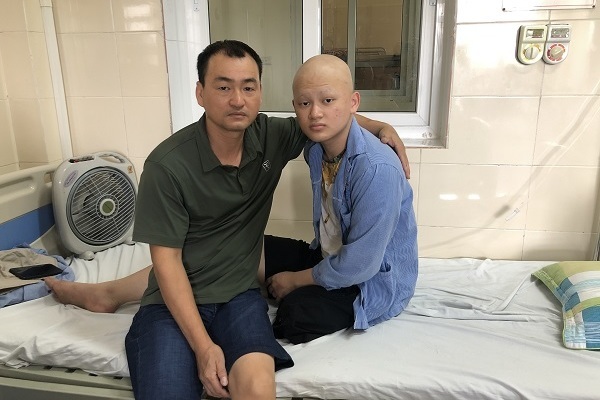 Mất một chân, nam sinh ung thư kiên định giấc mơ đi làm trả nợ cho gia đình