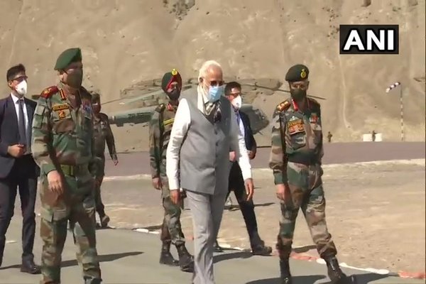 Thủ tướng Ấn Độ thị sát căn cứ quân sự gần biên giới TQ