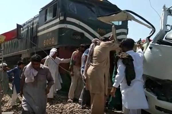 Tàu hỏa đâm xe buýt tại Pakistan, hàng chục người thiệt mạng