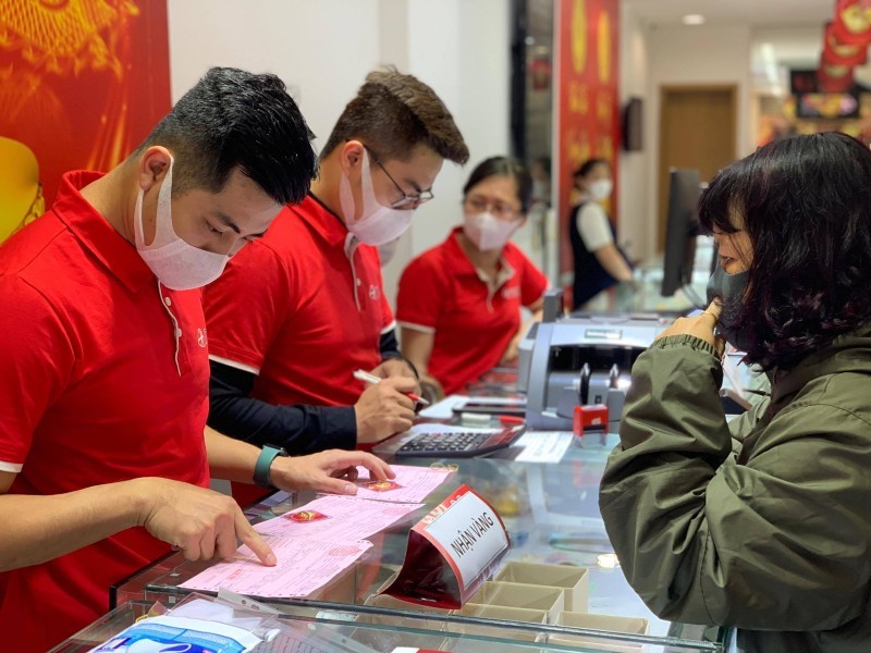 Giá vàng hôm nay 5/7: Giữ vững kỷ lục cao nhất 8 năm