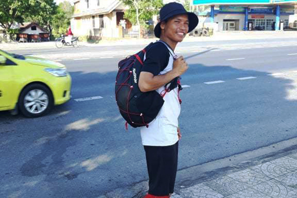 Chàng trai đi bộ xuyên Việt với cái túi rỗng