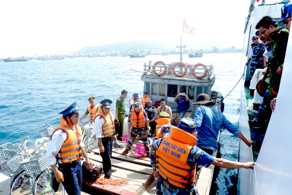 “Cảnh sát biển đồng hành với ngư dân”: Điểm tựa để ngư dân bám biển