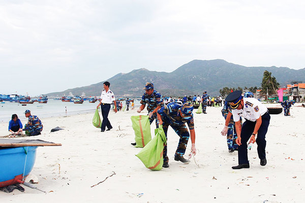 Cảnh sát biển tiếp sức bảo vệ môi trường biển và hải đảo