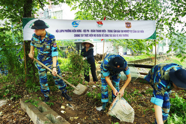 Cảnh sát biển là những người bảo vệ biển cả, bảo vệ nguồn tài nguyên và cứu những người gặp nguy hiểm. Hình ảnh liên quan sẽ cho bạn thấy cảnh sắc đẹp của đại dương và sức mạnh của những người lính biển. Hãy đến và khám phá thế giới của họ!