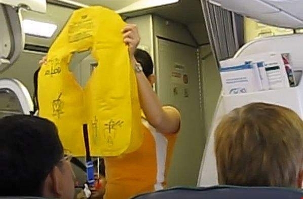 Nữ hành khách lấy áo phao, chây ì nộp phạt bị cấm bay 1 năm