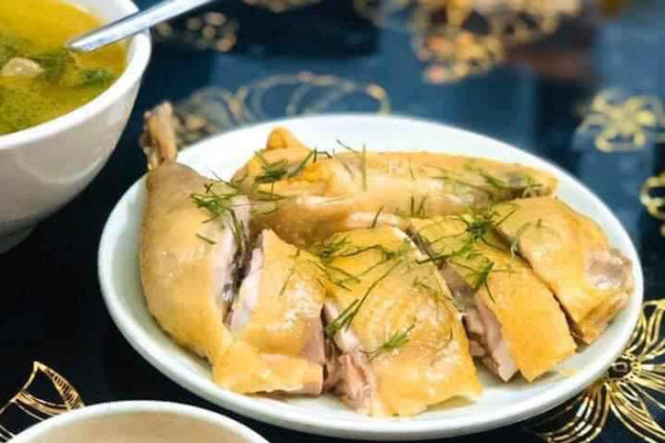 Cách mới giúp luộc gà không nứt da