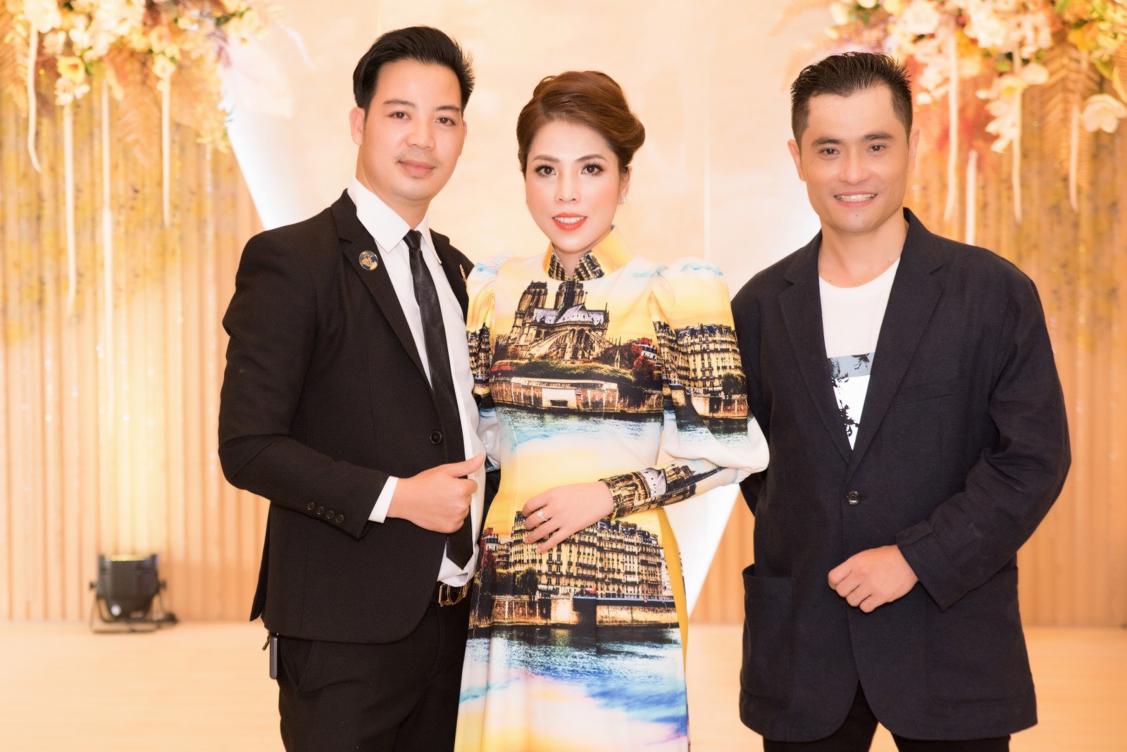 Người đẹp Việt nền nã trong tà áo dài
