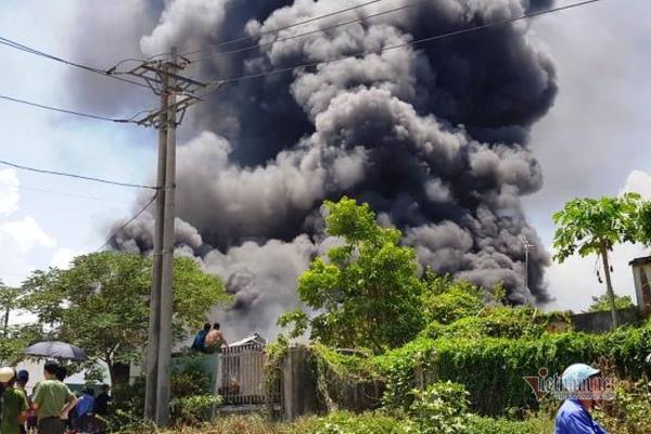 Khói lửa cuồn cuộn cháy dữ dội trong khu công nghiệp ở Thanh Hóa