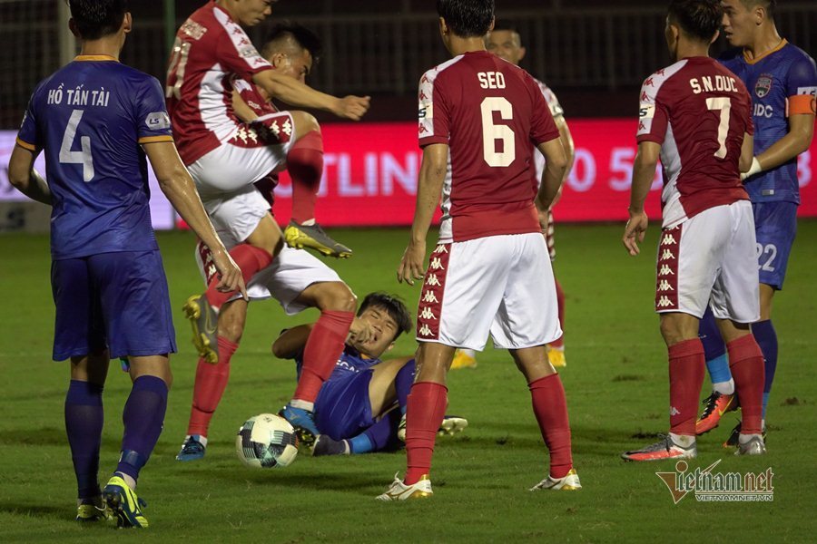 Vòng 8 V-League: Công Phượng nổi giận, trọng tài gây bão