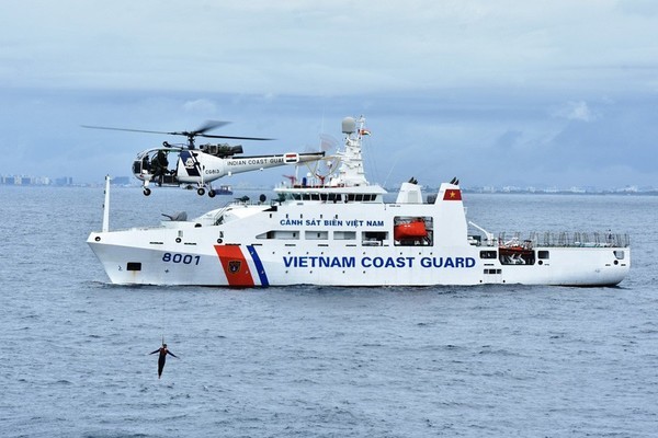 In which cases VN coast guards permitted to open fire?
