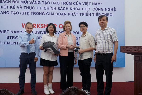 Hai học sinh Việt sáng chế chiếc mũ độc đáo chống dịch Covid