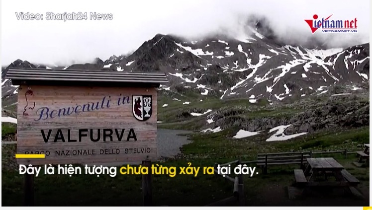 Băng trắng bỗng chuyển màu hồng ở Italia
