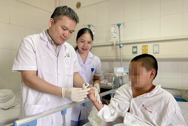 Nối liền đốt ngón tay bị đứt rời cho cháu bé 11 tuổi