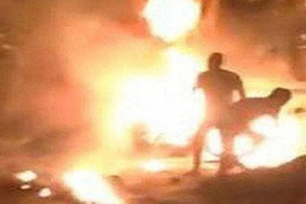 Một thanh niên bị tưới xăng đốt giữa đường ở Nghệ An