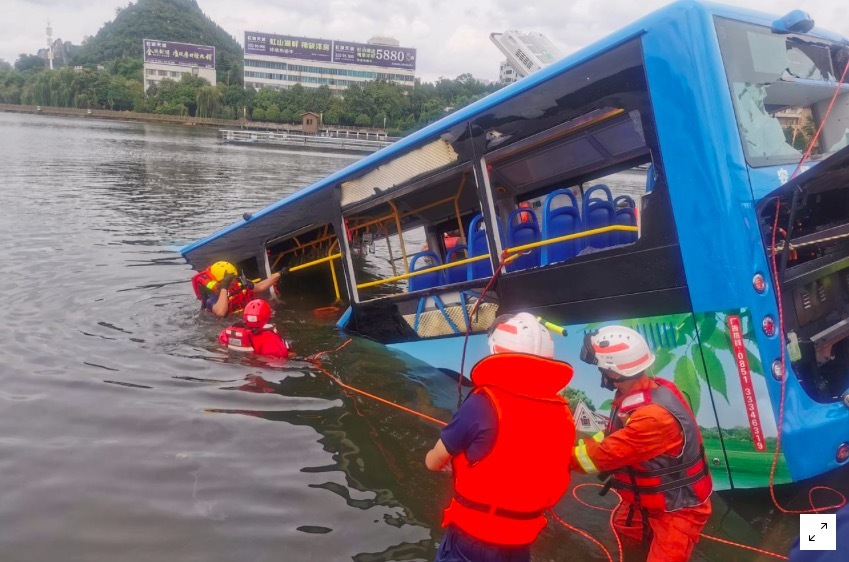 Xe buýt chở học sinh đi thi lao xuống hồ ở Trung Quốc, 21 người chết