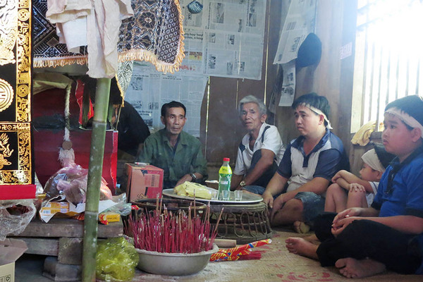 Con thơ khóc thét gọi mẹ bị ô tô tông kẹt trong hàng rào ở Nghệ An