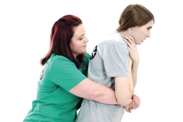 Người đàn ông suýt mất mạng vì chiếc quẩy: Cách sơ cứu cho người bị nghẹn