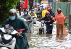 Sài Gòn mưa lớn, người dân chật vật qua 'rốn ngập'