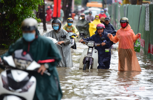 Sài Gòn mưa lớn, người dân chật vật qua 'rốn ngập'