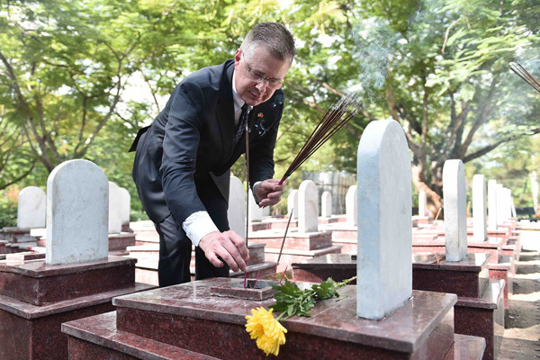 Đại sứ Mỹ xúc động kể về chuyến thăm nghĩa trang liệt sĩ Trường Sơn