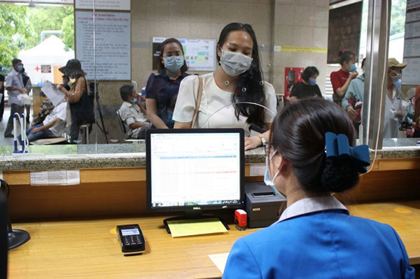 HCM City hospitals switch increasingly to cashless payment