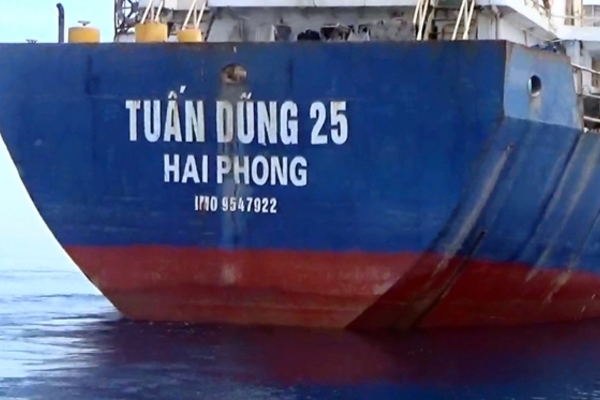 Cảnh sát biển tạm giữ 2 tàu chở than và quặng trái phép